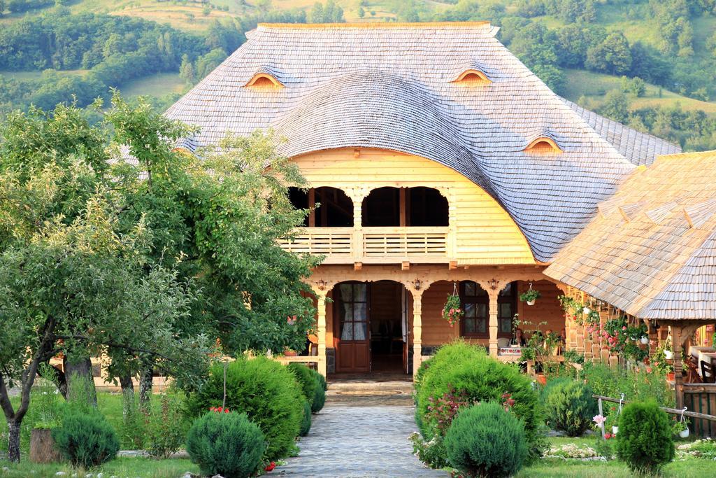 Pensiunea Sub Cetate La Matei Onceşti Esterno foto