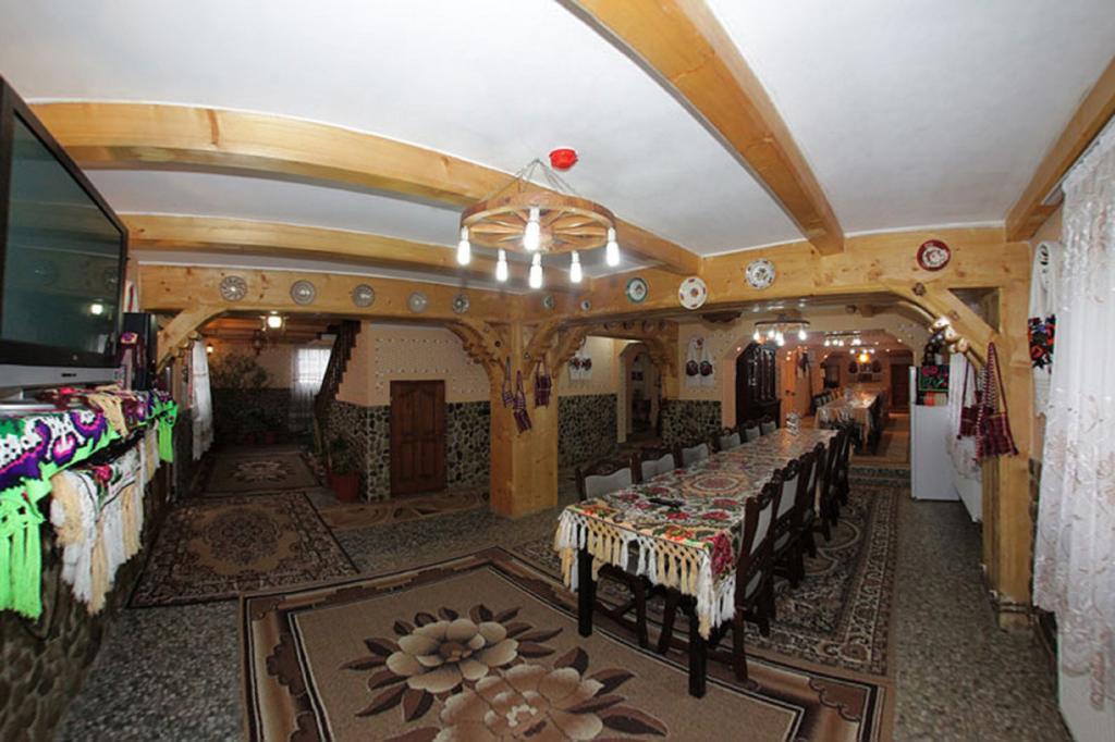 Pensiunea Sub Cetate La Matei Onceşti Esterno foto