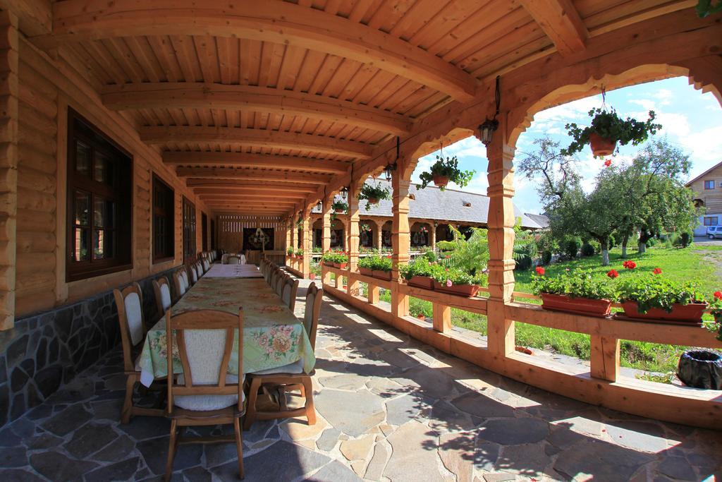 Pensiunea Sub Cetate La Matei Onceşti Esterno foto